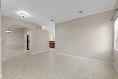 House in Cutler Bay, Florida 3 bedrooms, 191.56 sq.m. № 1950068 - photo 11