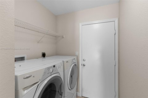 House in Cutler Bay, Florida 3 bedrooms, 191.56 sq.m. № 1950068 - photo 30