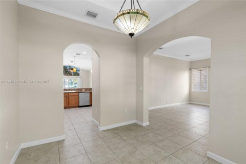 House in Cutler Bay, Florida 3 bedrooms, 191.56 sq.m. № 1950068 - photo 13