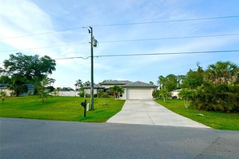 House in North Port, Florida 3 bedrooms, 153.1 sq.m. № 1245600 - photo 2