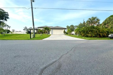 House in North Port, Florida 3 bedrooms, 153.1 sq.m. № 1245600 - photo 1