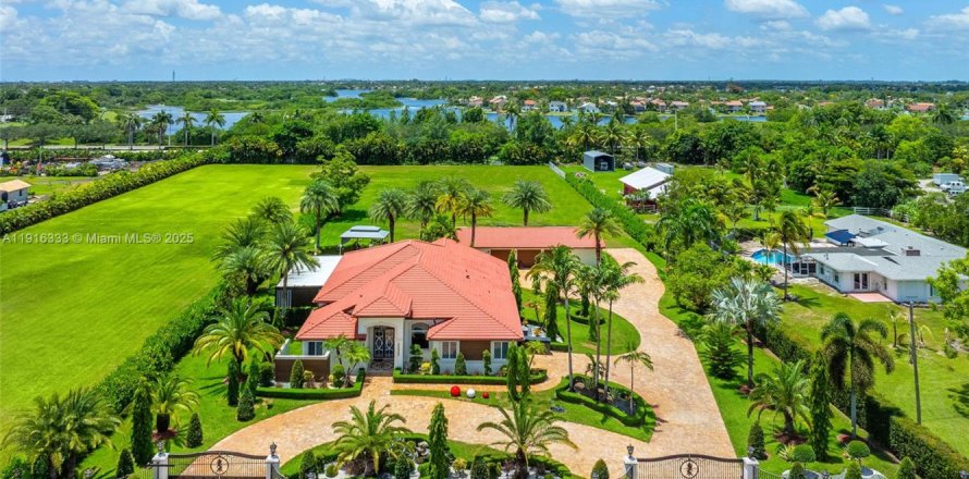 Villa ou maison à Southwest Ranches, Floride 5 chambres, 433.2 m2 № 1974070