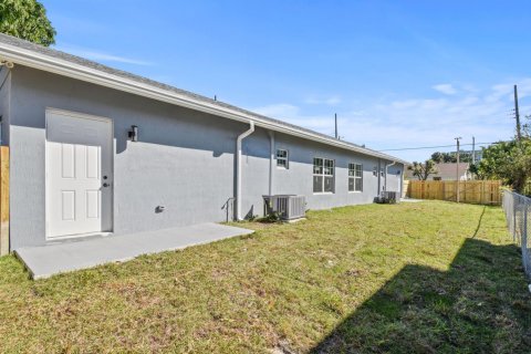 Immobilier commercial à louer à West Palm Beach, Floride: 3 chambres, 87.7 m2 № 986889 - photo 1