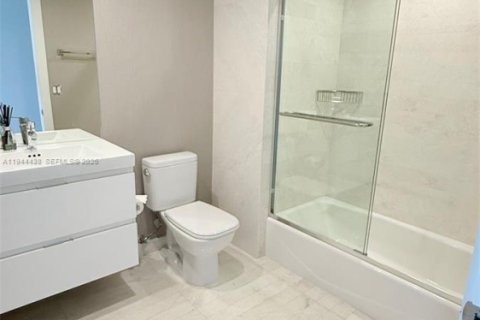 Condo in North Miami Beach, Florida, 3 bedrooms  № 2001042 - photo 17