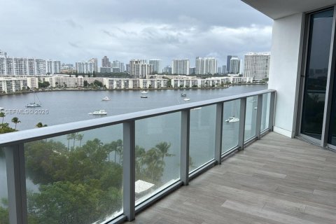 Condo in North Miami Beach, Florida, 3 bedrooms  № 2001042 - photo 2