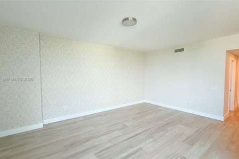 Condo in North Miami Beach, Florida, 3 bedrooms  № 2001042 - photo 14