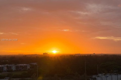 Condo in North Miami Beach, Florida, 3 bedrooms  № 2001042 - photo 22