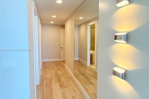 Condo in North Miami Beach, Florida, 3 bedrooms  № 2001042 - photo 8