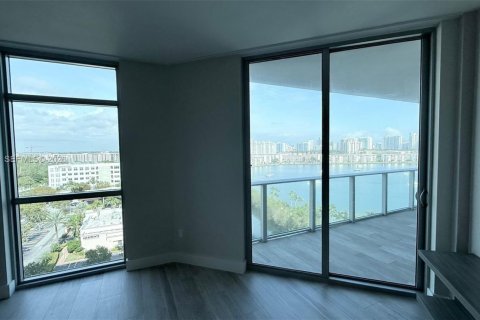 Condo in North Miami Beach, Florida, 3 bedrooms  № 2001042 - photo 10