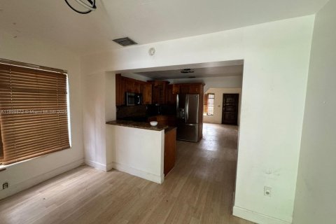 House in Opa-locka, Florida 4 bedrooms, 127.46 sq.m. № 1952497 - photo 10