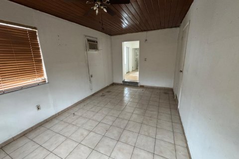 House in Opa-locka, Florida 4 bedrooms, 127.46 sq.m. № 1952497 - photo 11