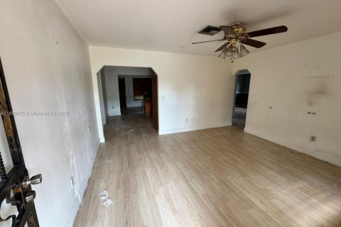 House in Opa-locka, Florida 4 bedrooms, 127.46 sq.m. № 1952497 - photo 24