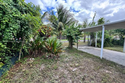 House in Opa-locka, Florida 4 bedrooms, 127.46 sq.m. № 1952497 - photo 7