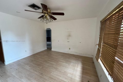 House in Opa-locka, Florida 4 bedrooms, 127.46 sq.m. № 1952497 - photo 23