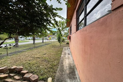 House in Opa-locka, Florida 4 bedrooms, 127.46 sq.m. № 1952497 - photo 5