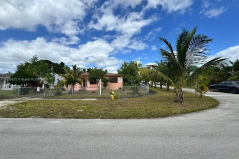 House in Opa-locka, Florida 4 bedrooms, 127.46 sq.m. № 1952497 - photo 28