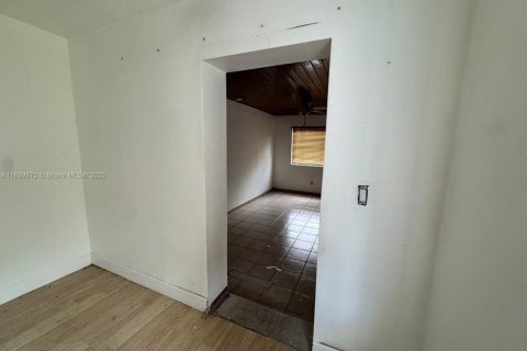 House in Opa-locka, Florida 4 bedrooms, 127.46 sq.m. № 1952497 - photo 13
