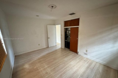 House in Opa-locka, Florida 4 bedrooms, 127.46 sq.m. № 1952497 - photo 22