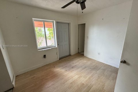 House in Opa-locka, Florida 4 bedrooms, 127.46 sq.m. № 1952497 - photo 15