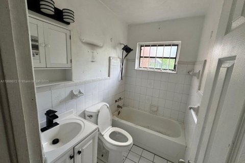 House in Opa-locka, Florida 4 bedrooms, 127.46 sq.m. № 1952497 - photo 18