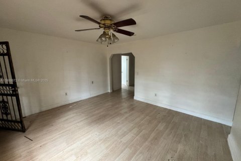 House in Opa-locka, Florida 4 bedrooms, 127.46 sq.m. № 1952497 - photo 16