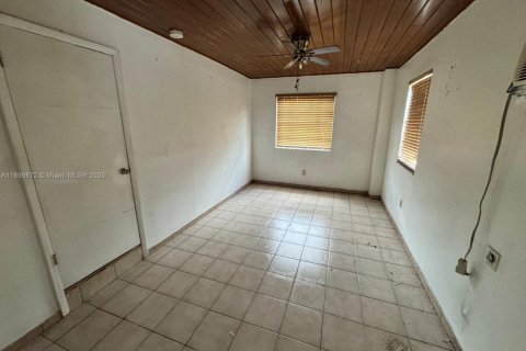 House in Opa-locka, Florida 4 bedrooms, 127.46 sq.m. № 1952497 - photo 12