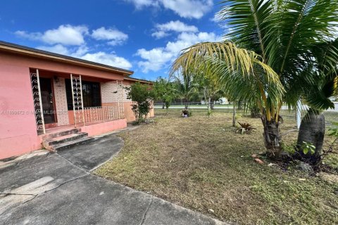 House in Opa-locka, Florida 4 bedrooms, 127.46 sq.m. № 1952497 - photo 2