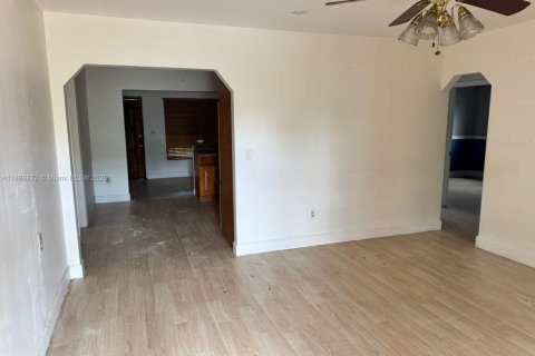 House in Opa-locka, Florida 4 bedrooms, 127.46 sq.m. № 1952497 - photo 25