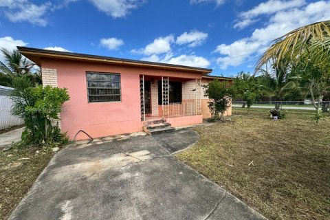 House in Opa-locka, Florida 4 bedrooms, 127.46 sq.m. № 1952497 - photo 1