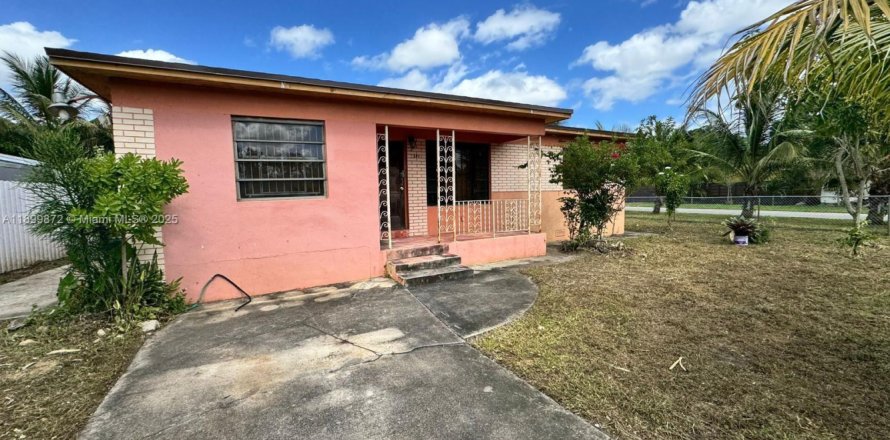 House in Opa-locka, Florida 4 bedrooms, 127.46 sq.m. № 1952497