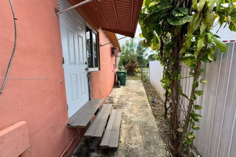 House in Opa-locka, Florida 4 bedrooms, 127.46 sq.m. № 1952497 - photo 4