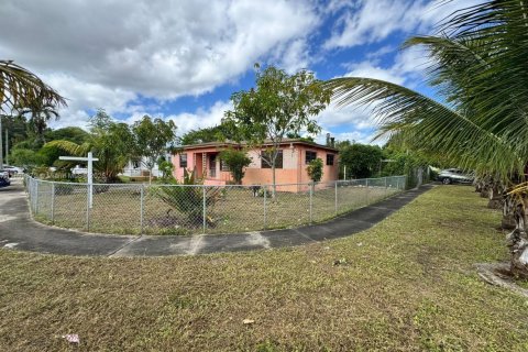 House in Opa-locka, Florida 4 bedrooms, 127.46 sq.m. № 1952497 - photo 27