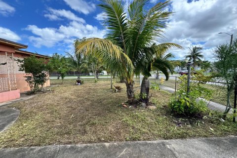House in Opa-locka, Florida 4 bedrooms, 127.46 sq.m. № 1952497 - photo 3