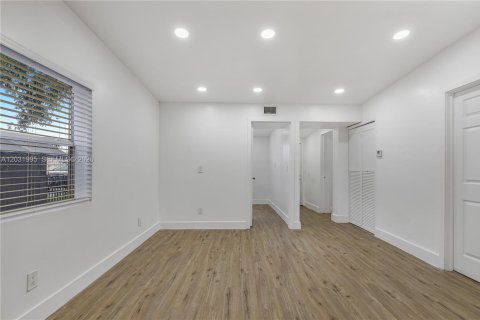 Casa en venta en Opa-locka, Florida, 4 dormitorios, 75.25 m2 № 2153638 - foto 8