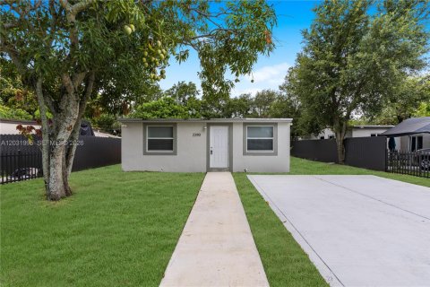 Casa en venta en Opa-locka, Florida, 4 dormitorios, 75.25 m2 № 2153638 - foto 2