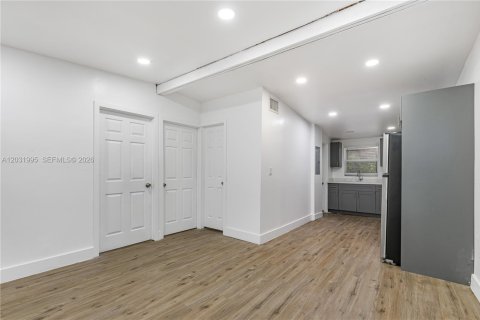 Casa en venta en Opa-locka, Florida, 4 dormitorios, 75.25 m2 № 2153638 - foto 7