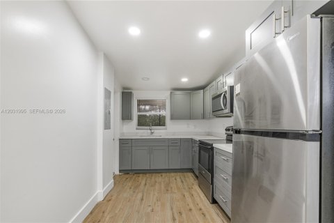 Casa en venta en Opa-locka, Florida, 4 dormitorios, 75.25 m2 № 2153638 - foto 10