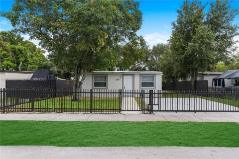 House in Opa-locka, Florida 4 bedrooms, 75.25 sq.m. № 2153638