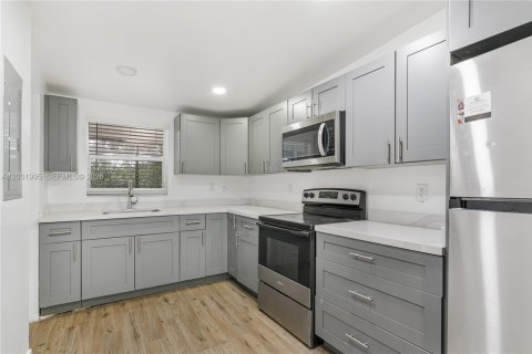 Casa en venta en Opa-locka, Florida, 4 dormitorios, 75.25 m2 № 2153638 - foto 11
