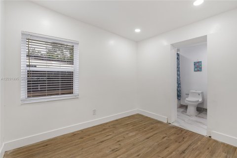 Casa en venta en Opa-locka, Florida, 4 dormitorios, 75.25 m2 № 2153638 - foto 12