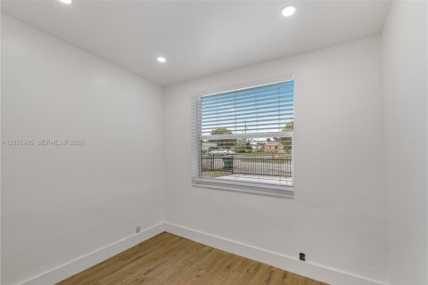 Casa en venta en Opa-locka, Florida, 4 dormitorios, 75.25 m2 № 2153638 - foto 19