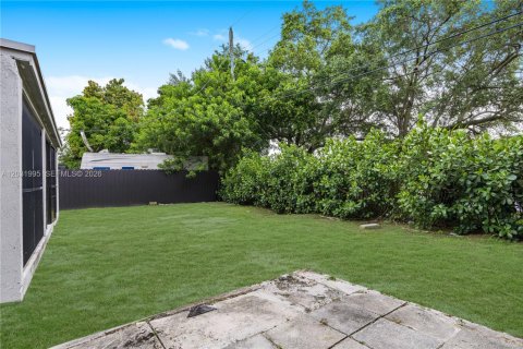 Casa en venta en Opa-locka, Florida, 4 dormitorios, 75.25 m2 № 2153638 - foto 29