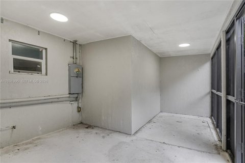 Casa en venta en Opa-locka, Florida, 4 dormitorios, 75.25 m2 № 2153638 - foto 24