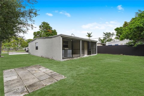 Casa en venta en Opa-locka, Florida, 4 dormitorios, 75.25 m2 № 2153638 - foto 28