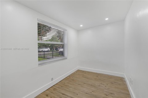 Casa en venta en Opa-locka, Florida, 4 dormitorios, 75.25 m2 № 2153638 - foto 17