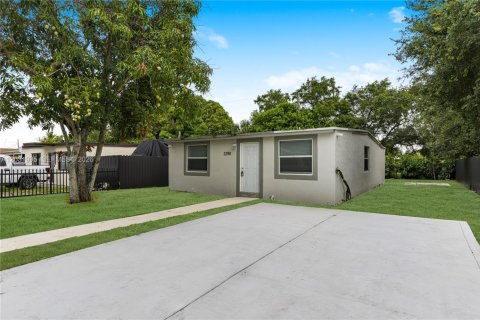 Casa en venta en Opa-locka, Florida, 4 dormitorios, 75.25 m2 № 2153638 - foto 3