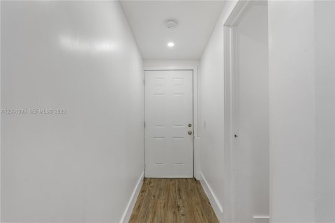 Casa en venta en Opa-locka, Florida, 4 dormitorios, 75.25 m2 № 2153638 - foto 4