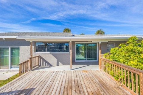 House in Hernando Beach, Florida 3 bedrooms, 131.18 sq.m. № 2103283 - photo 2