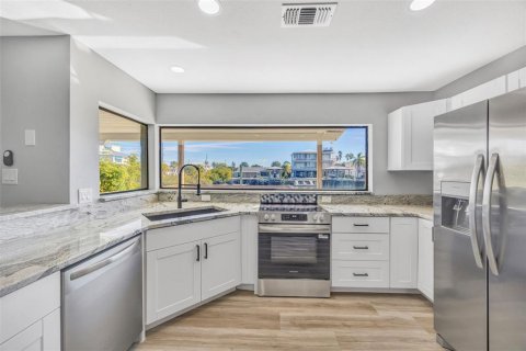 House in Hernando Beach, Florida 3 bedrooms, 131.18 sq.m. № 2103283 - photo 25