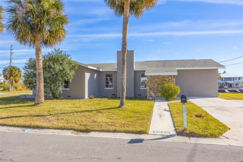 House in Hernando Beach, Florida 3 bedrooms, 131.18 sq.m. № 2103283 - photo 12